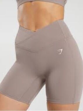 Gymshark crossover  V-Waist High-Rise Booty Shorts - Taupe